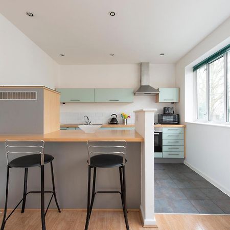 Modern Luxury Apartment By Bow Road Station 伦敦 外观 照片